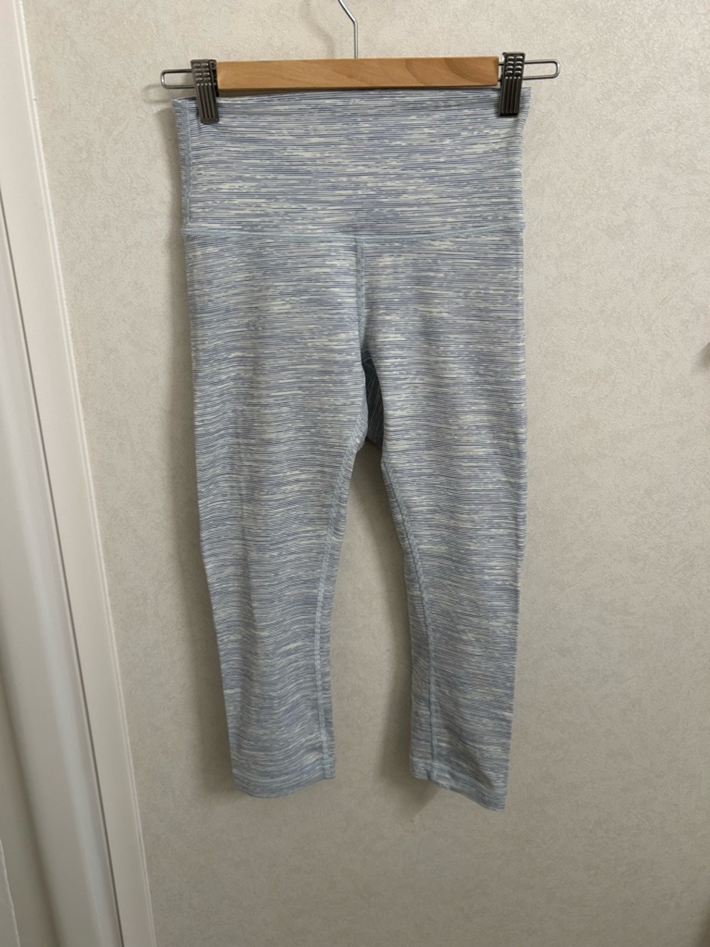Lululemon Wunder Under Crop (High-Rise) size 6 - Picture 6 of 7